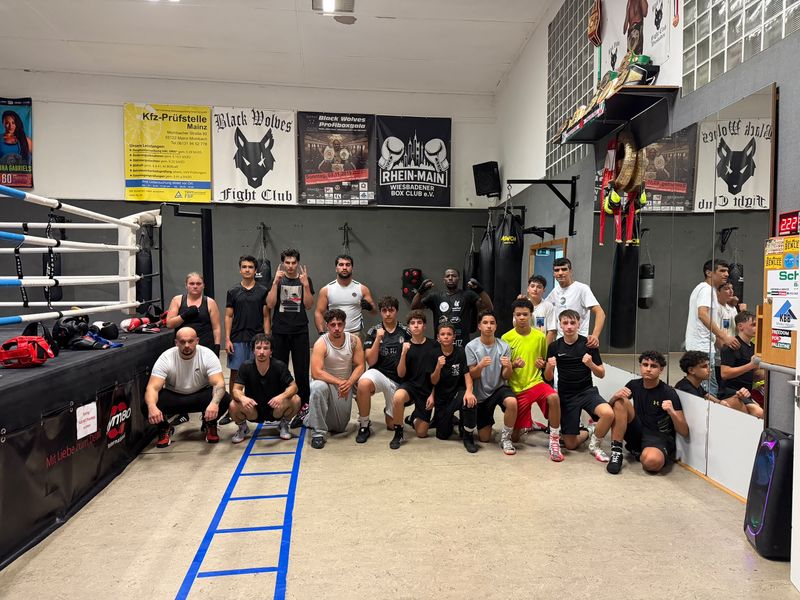 Erwachsenengruppe im Box-Gym