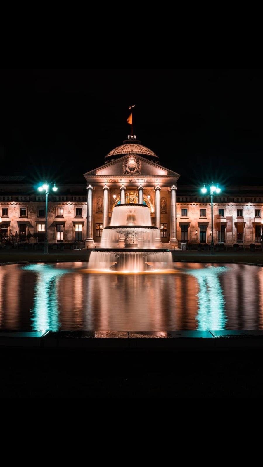 Kurhaus Wiesbaden bei Nacht mit beleuchtetem Brunnen
