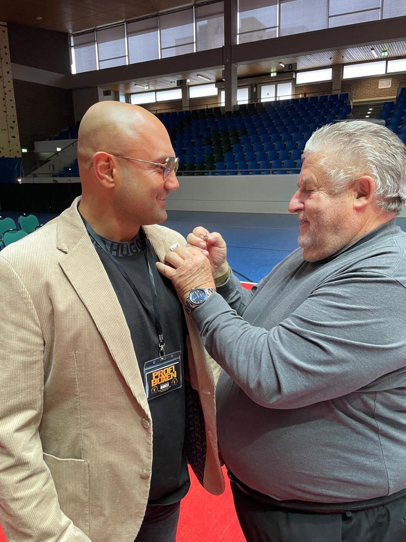 Fatih Altunkaya bekommt eine Ehrennadel ans Revers gesteckt