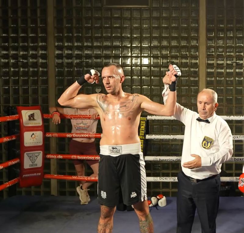 Boxer wird nach dem Sieg vom Ringrichter als Gewinner ausgerufen