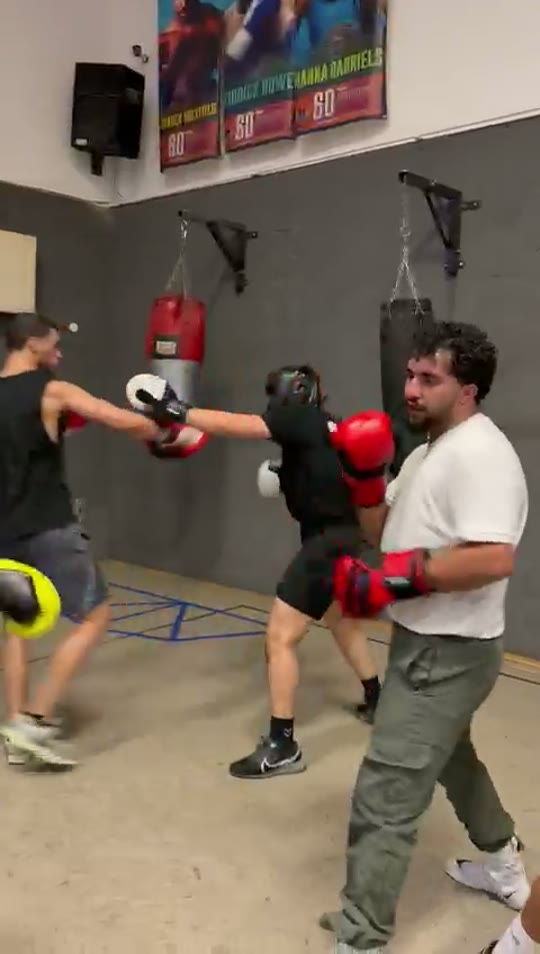 Sparring am Sandsack im Box-Gym